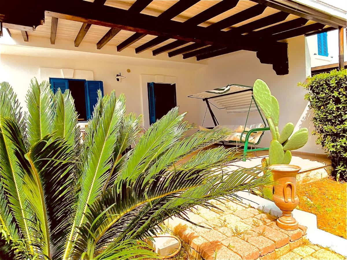 Villa In Villaggio Порто Чезарео Екстериор снимка