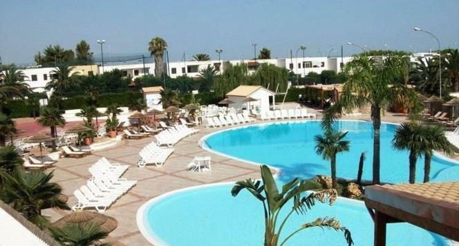 Villa In Villaggio Порто Чезарео Екстериор снимка